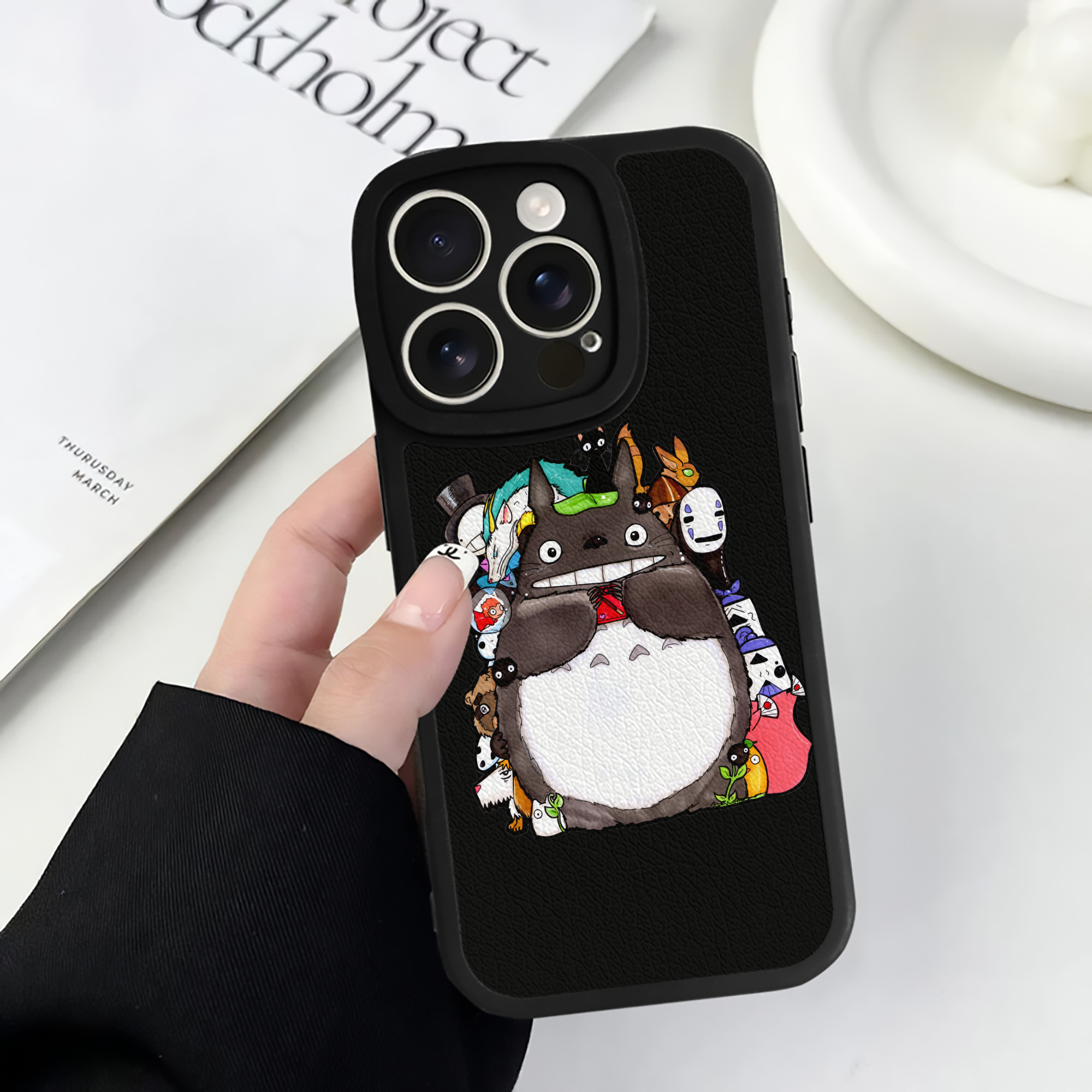（画像用） となりのトトロ 草壁メイ 草壁サツキ My Neighbor Totoro Satsuki Kusakabe Mei Kusakabe 【iPhone 16シリーズ対応】シリコンスマホケース（レザー調） 材質：シリコン